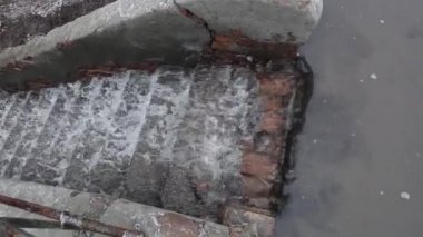 Şiddetli yağmur ve sağanak yağış sırasında sel basmış şehir caddesinde araba trafiği. Felaket seli, sel. Su akışı sokağı sel bastı