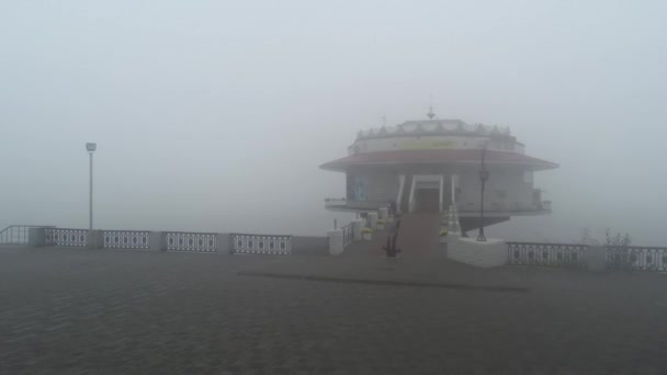 Temprano Nublado Mañana Fondo Los Rascacielos Sus Cimas Disuelven Niebla — Vídeos de Stock