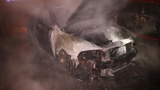 Brand Van Een Auto Straat Man Probeert Een Brand Blussen — Stockvideo