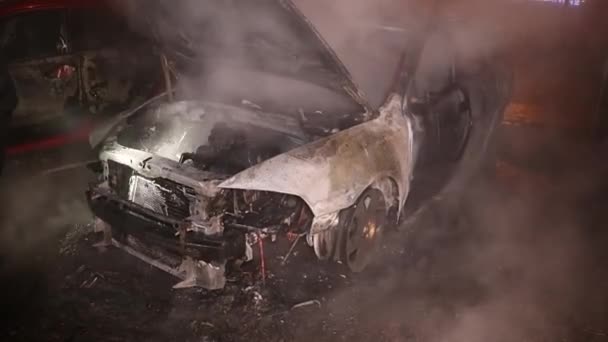 Brand Eines Autos Auf Der Stadtstraße Mann Versucht Einen Brand — Stockvideo