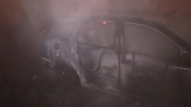 Fuego Coche Hombre Calle Ciudad Tratando Apagar Fuego Con Extintor — Vídeo de stock