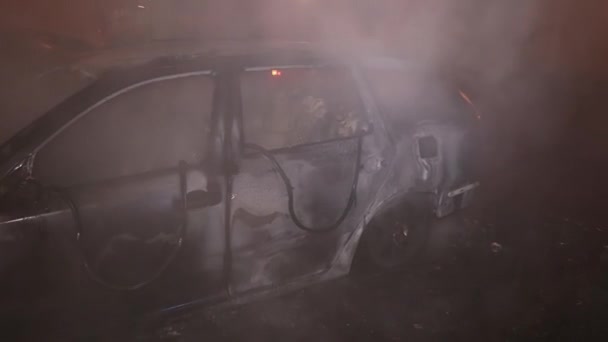 Incendio Auto Sull Uomo Strada Della Città Che Cerca Spegnere — Video Stock