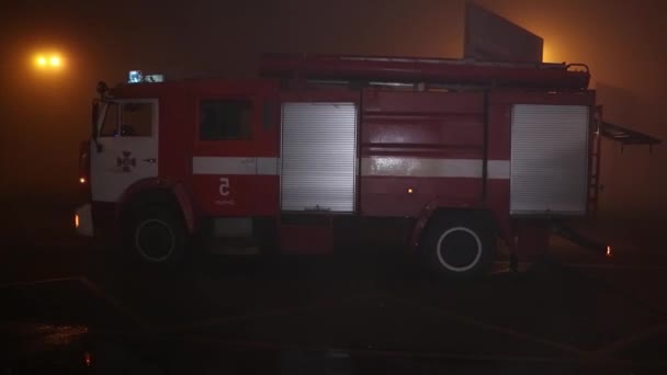Incendio Auto Sull Uomo Strada Della Città Che Cerca Spegnere — Video Stock