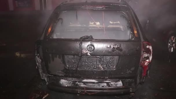 Пожар Автомобиля Городской Улице Мужчина Пытается Потушить Пожар Огнетушителем Полностью — стоковое видео