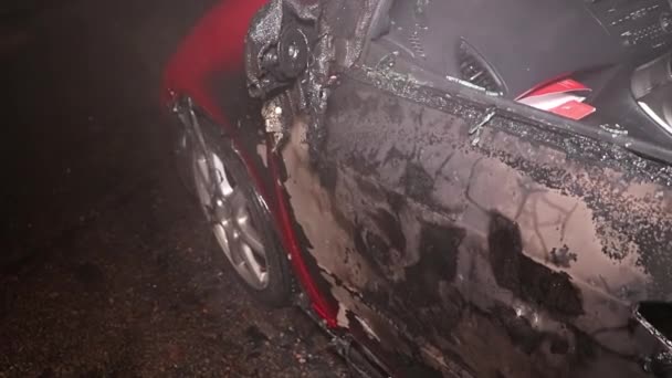 Brand Van Een Auto Straat Man Probeert Een Brand Blussen — Stockvideo