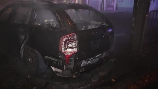 Fuego Coche Hombre Calle Ciudad Tratando Apagar Fuego Con Extintor — Vídeos de Stock