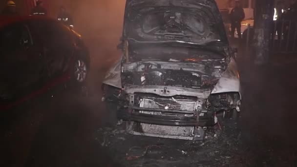 Brand Van Een Auto Straat Man Probeert Een Brand Blussen — Stockvideo