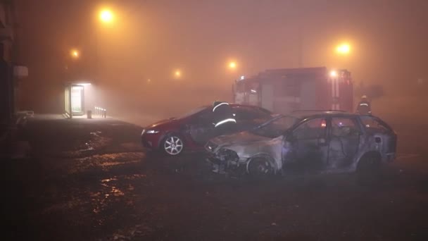 Požár Auta Městské Ulici Muž Snaží Uhasit Požár Hasicím Přístrojem — Stock video