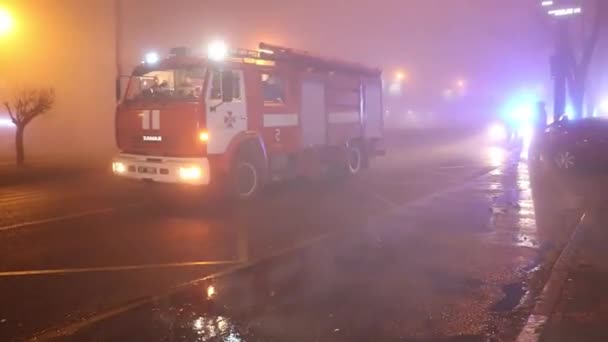 Fuego Coche Hombre Calle Ciudad Tratando Apagar Fuego Con Extintor — Vídeos de Stock