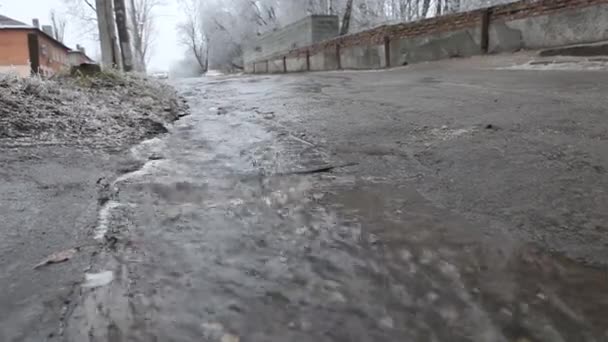 Şiddetli Yağmur Sağanak Yağış Sırasında Sel Basmış Şehir Caddesinde Araba — Stok video