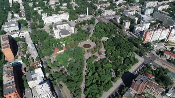 Aerial Flying Yläpuolella Park Park Sankareita Ylhäältä Dnipro Ukrainassa — kuvapankkivideo