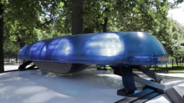 Trafik kazası: Sağlık görevlileri ve İtfaiyeciler Yaralı Kurbanlar 'ı Kurtarıyor. Sıhhiyeciler şokta olan bir kadın yolcuya ilk yardım yaptı. İtfaiyeciler Hidrolik Kesiciler Kullansın