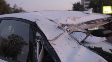 Trafik kazası: Sağlık görevlileri ve İtfaiyeciler Yaralı Kurbanlar 'ı Kurtarıyor. Sıhhiyeciler şokta olan bir kadın yolcuya ilk yardım yaptı. İtfaiyeciler Hidrolik Kesiciler Kullansın