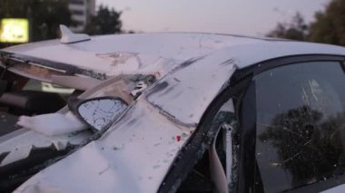 Trafik kazası: Sağlık görevlileri ve İtfaiyeciler Yaralı Kurbanlar 'ı Kurtarıyor. Sıhhiyeciler şokta olan bir kadın yolcuya ilk yardım yaptı. İtfaiyeciler Hidrolik Kesiciler Kullansın