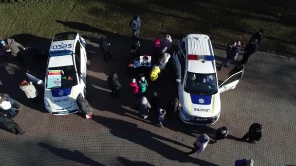 Dnipro Ukraine Carro Polícia Patrulha Está Estacionado Atrás Das Árvores — Vídeo de Stock