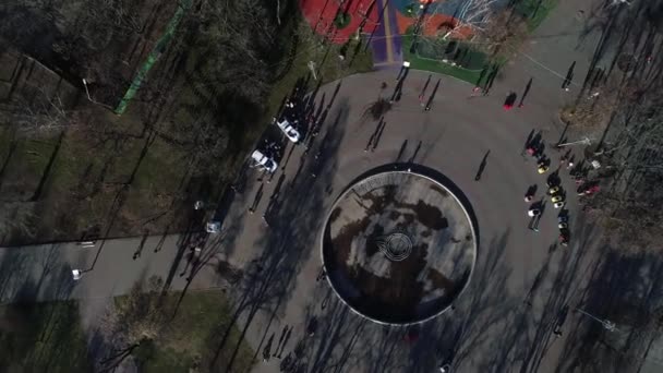 Dnipro Ucrania Patrulla Coches Policía Está Estacionado Detrás Los Árboles — Vídeos de Stock