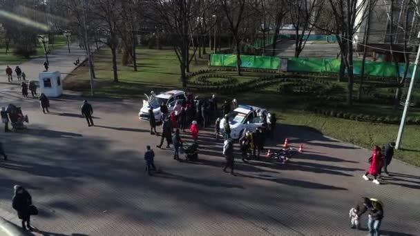 ウクライナのドニプロ パトロール警察の車は市内公園の木々の後ろに駐車されています 暖かい春の日 木の上の新鮮な緑 — ストック動画