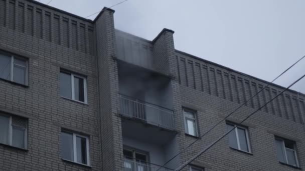 Ogólny Budynek Apartamentowy Ustanawiający Zewnętrzną Fasadę Day Nad Markizami Sklepu — Wideo stockowe