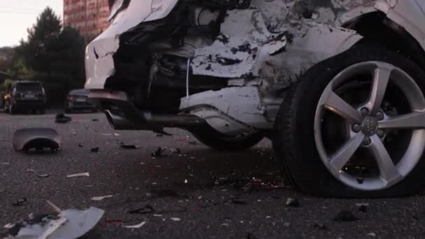 Accidente Tráfico Paramédicos Bomberos Rescatan Víctimas Heridas Atrapadas Los Médicos — Vídeo de stock