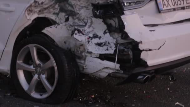 Nehoda Při Autonehodě Záchranáři Záchranáři Zachraňte Zraněné Oběti Pasti Zdravotníci — Stock video
