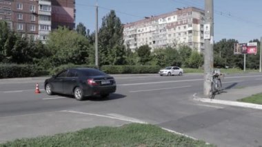 Trafik kazası: Sağlık görevlileri ve İtfaiyeciler Yaralı Kurbanlar 'ı Kurtarıyor. Sıhhiyeciler şokta olan bir kadın yolcuya ilk yardım yaptı. İtfaiyeciler Hidrolik Kesiciler Kullansın