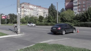 Trafik kazası: Sağlık görevlileri ve İtfaiyeciler Yaralı Kurbanlar 'ı Kurtarıyor. Sıhhiyeciler şokta olan bir kadın yolcuya ilk yardım yaptı. İtfaiyeciler Hidrolik Kesiciler Kullansın