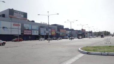 Trafik kazası: Sağlık görevlileri ve İtfaiyeciler Yaralı Kurbanlar 'ı Kurtarıyor. Sıhhiyeciler şokta olan bir kadın yolcuya ilk yardım yaptı. İtfaiyeciler Hidrolik Kesiciler Kullansın