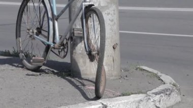 Trafik kazası: Sağlık görevlileri ve İtfaiyeciler Yaralı Kurbanlar 'ı Kurtarıyor. Sıhhiyeciler şokta olan bir kadın yolcuya ilk yardım yaptı. İtfaiyeciler Hidrolik Kesiciler Kullansın