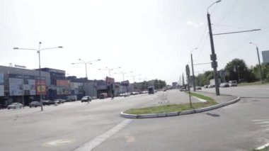 Trafik kazası: Sağlık görevlileri ve İtfaiyeciler Yaralı Kurbanlar 'ı Kurtarıyor. Sıhhiyeciler şokta olan bir kadın yolcuya ilk yardım yaptı. İtfaiyeciler Hidrolik Kesiciler Kullansın