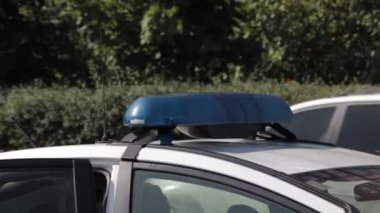 Trafik kazası: Sağlık görevlileri ve İtfaiyeciler Yaralı Kurbanlar 'ı Kurtarıyor. Sıhhiyeciler şokta olan bir kadın yolcuya ilk yardım yaptı. İtfaiyeciler Hidrolik Kesiciler Kullansın