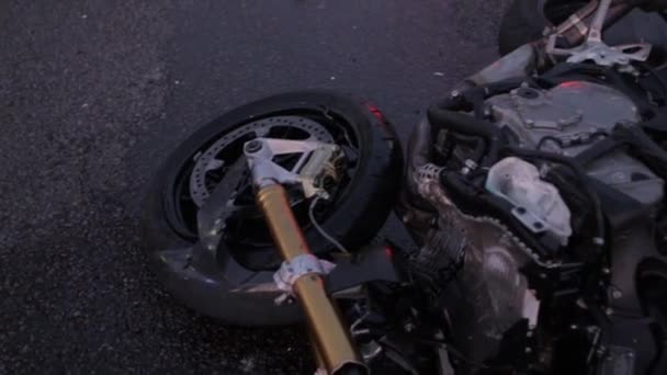Nehoda Při Autonehodě Záchranáři Záchranáři Zachraňte Zraněné Oběti Pasti Zdravotníci — Stock video