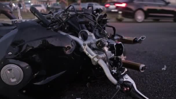 Auto Crash Verkeersongeval Paramedici Brandweerlieden Redden Gewonde Gevangen Slachtoffers Medici — Stockvideo