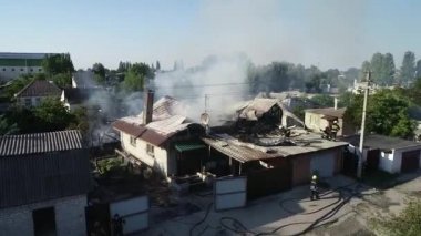 büyük yangın ve siyah duman bir yükseklikten çekim