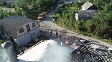 büyük yangın ve siyah duman bir yükseklikten çekim