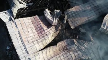 büyük yangın ve siyah duman bir yükseklikten çekim