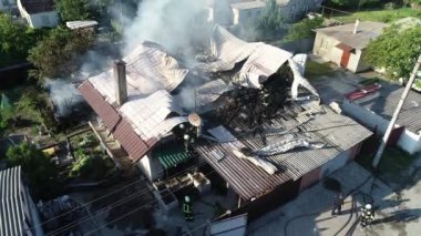büyük yangın ve siyah duman bir yükseklikten çekim
