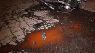 Kazadan sonra bozuk bir araba, kaputun altından duman çıkıyor.