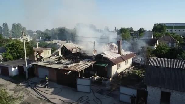 Gran Fuego Humo Negro Disparando Desde Una Altura — Vídeos de Stock