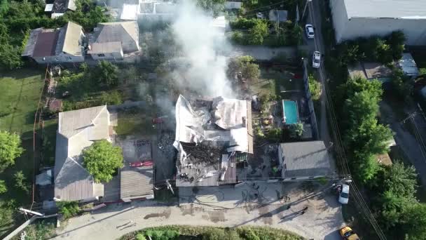 Gran Fuego Humo Negro Disparando Desde Una Altura — Vídeo de stock