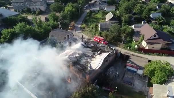 Gran Fuego Humo Negro Disparando Desde Una Altura — Vídeos de Stock