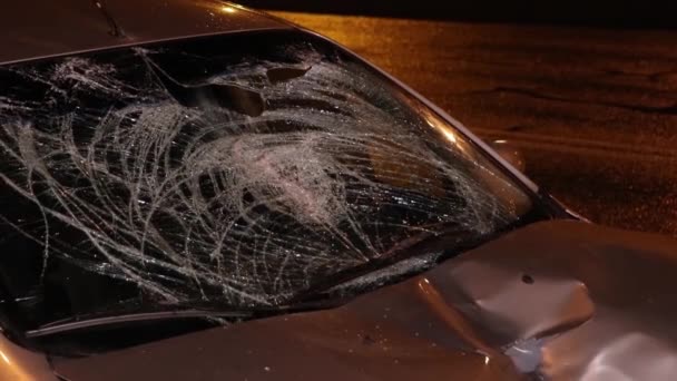 Ødelagt Bil Efter Ulykke Røg Kommer Fra Kølerhjelmen – Stock-video