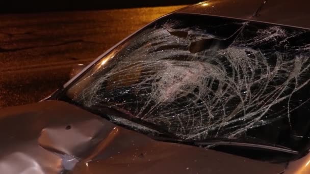 Сломанная Машина После Аварии Дым Выходит Капота — стоковое видео