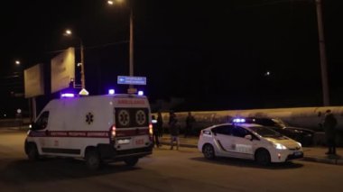 Kazadan sonra bozuk bir araba, kaputun altından duman çıkıyor.