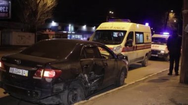 Kazadan sonra bozuk bir araba, kaputun altından duman çıkıyor.