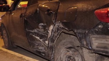 Kazadan sonra bozuk bir araba, kaputun altından duman çıkıyor.