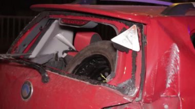 Kazadan sonra bozuk bir araba, kaputun altından duman çıkıyor.