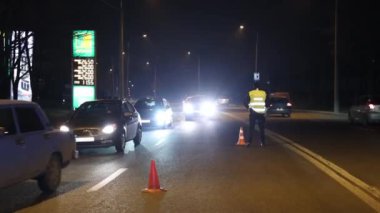 Kazadan sonra bozuk bir araba, kaputun altından duman çıkıyor.