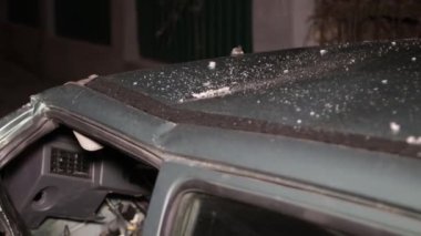 Kazadan sonra bozuk bir araba, kaputun altından duman çıkıyor.