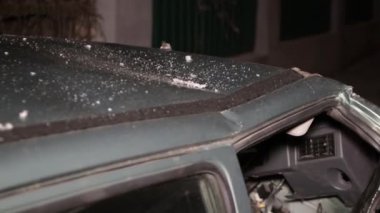 Kazadan sonra bozuk bir araba, kaputun altından duman çıkıyor.