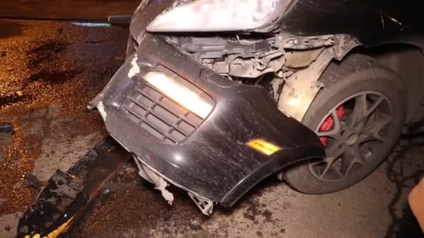Ένα Σπασμένο Αυτοκίνητο Μετά Από Ένα Ατύχημα Καπνός Βγαίνει Κάτω — Αρχείο Βίντεο